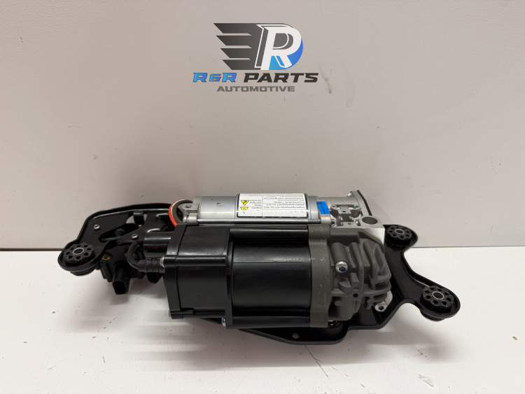 Luchtvering compressor - incl. beugel en kleppenblok - (BMW X5 X6 F15 F16 F85 F86) - OEM: 6850555 / 6868998 / 6875177